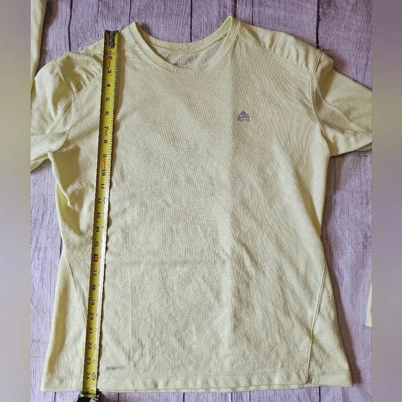 Nike Women's •Size Large• ACG Fit Dry Embossed Base Layer Long Sleeve Top Neon - Picture 4 of 8